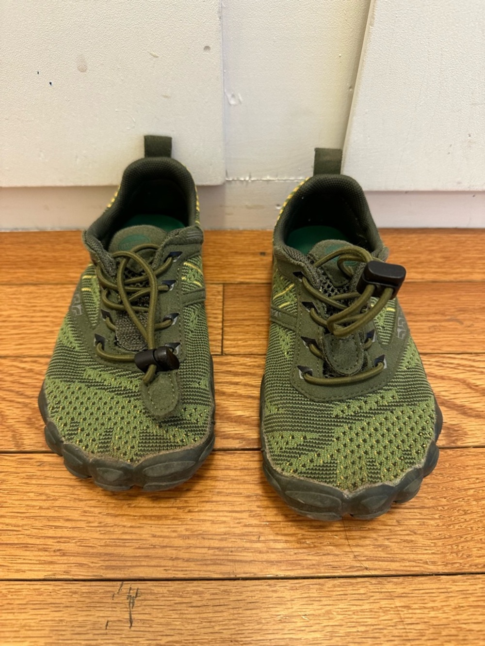 Saguaro Kids Olive Green Barefoot Sneakers size 28